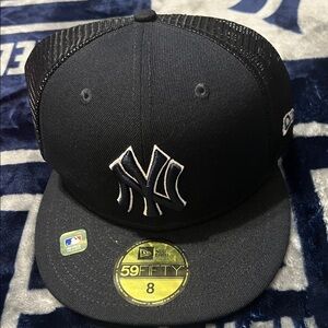 New Era Navy 59FIFTY Cap with Embroidered Logo Yankees